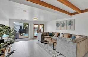 TV - Spacious 5BR Home w/ Pool + Tiki Lounge (Hollywood)