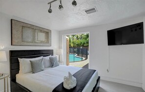 Iron/ironing board, travel cot, WiFi, bed sheets - Spacious 5BR Home w/ Pool + Tiki Lounge (Hollywood)