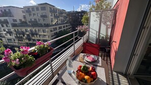 Outdoor dining - Vrbo Property (Paris)