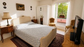 Room - Vrbo Property (Paris)