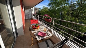 Outdoor dining - Vrbo Property (Paris)