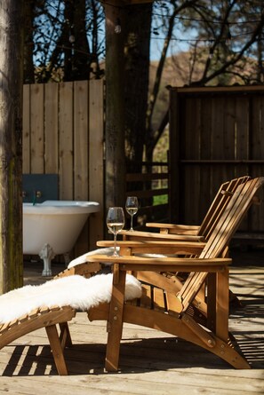 Outdoor spa tub - Cosy two bed converted Lodge with stunning views (Oban)