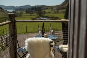 Outdoor dining - Cosy two bed converted Lodge with stunning views (Oban)