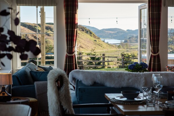 Living area - Beautiful 4 bed house with views of hills and sea (Oban)