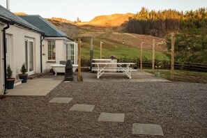 Outdoor dining - Beautiful 4 bed house with views of hills and sea (Oban)