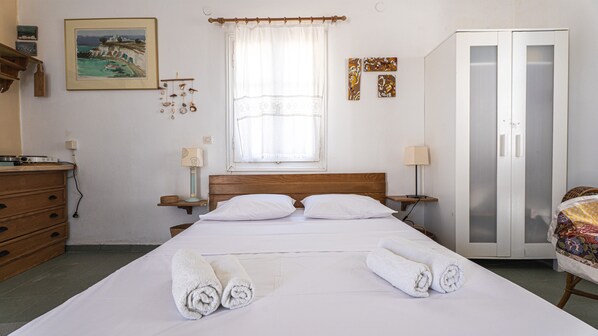 Iron/ironing board, bed sheets