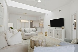 คอนโด, หลายเตียง (SeaSpray East 1024-Gulf Front) | บริเวณนั่งเล่น