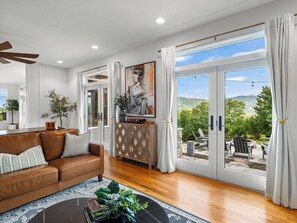 Smart TV, fireplace, video games, table football - Luxury Mountain Retreat, Swim Spa, Sauna, Game Room & Mountain Views (Clyde)