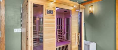 Uma sauna com exterior de madeira, portas de vidro e painel de controle.