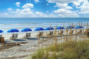 A beach with blue umbrellas and beach chairs. - Family Beach Retreat Near Coligny Beach (Hilton Head Island)