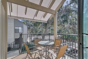 Outdoor dining - Family Beach Retreat Near Coligny Beach (Hilton Head Island)
