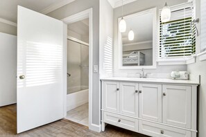 Shower, hair dryer, towels - Family Beach Retreat Near Coligny Beach (Hilton Head Island)