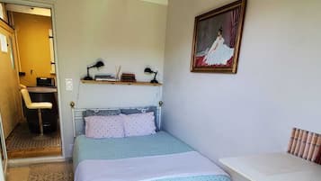 1 slaapkamer, een bureau, een strijkplank/strijkijzer, reisbedje