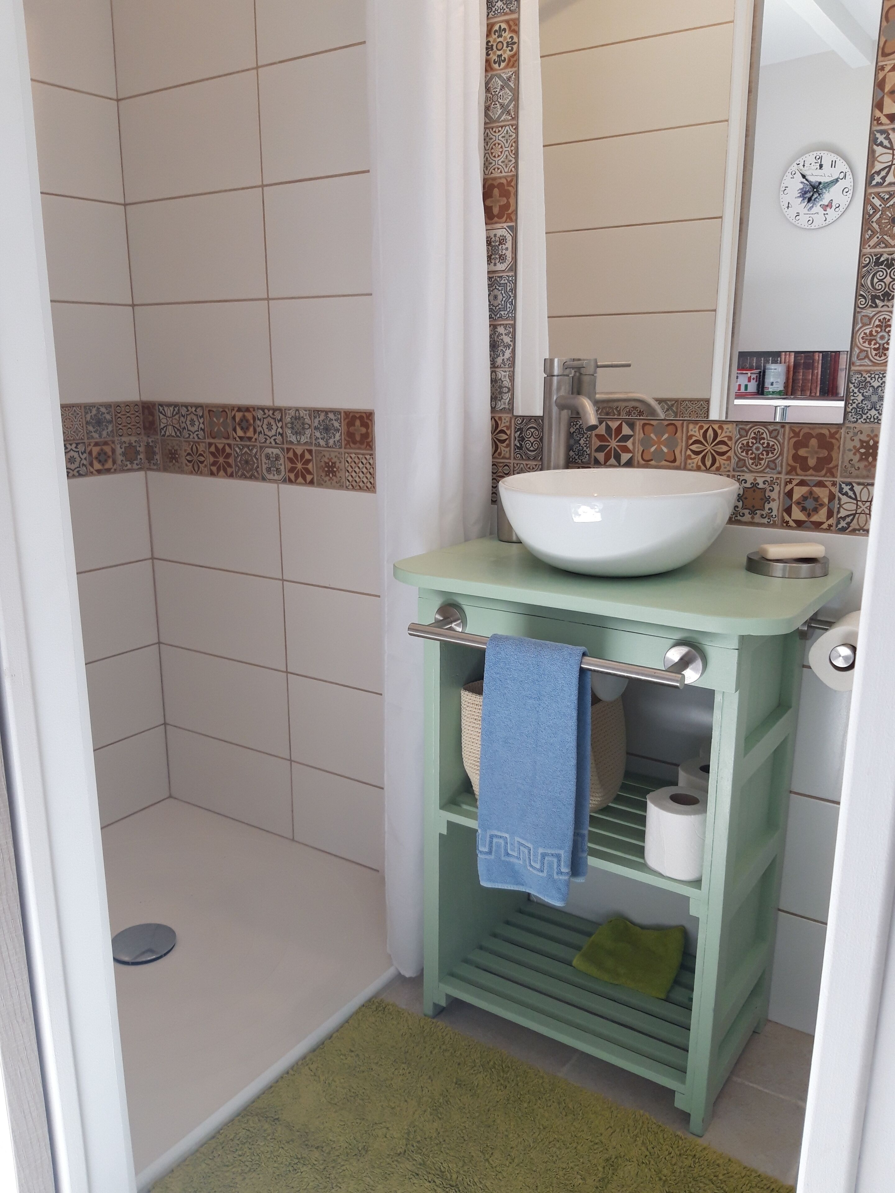 Douche, sèche-cheveux, serviettes fournies, savon