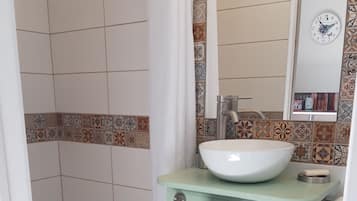 Douche, sĂšche-cheveux, serviettes fournies, savon