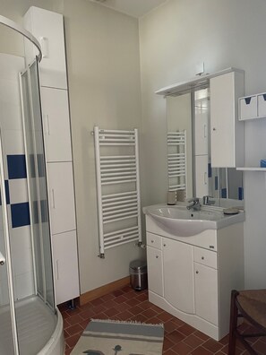 Bathroom - Vrbo Property (Sablé-sur-Sarthe)