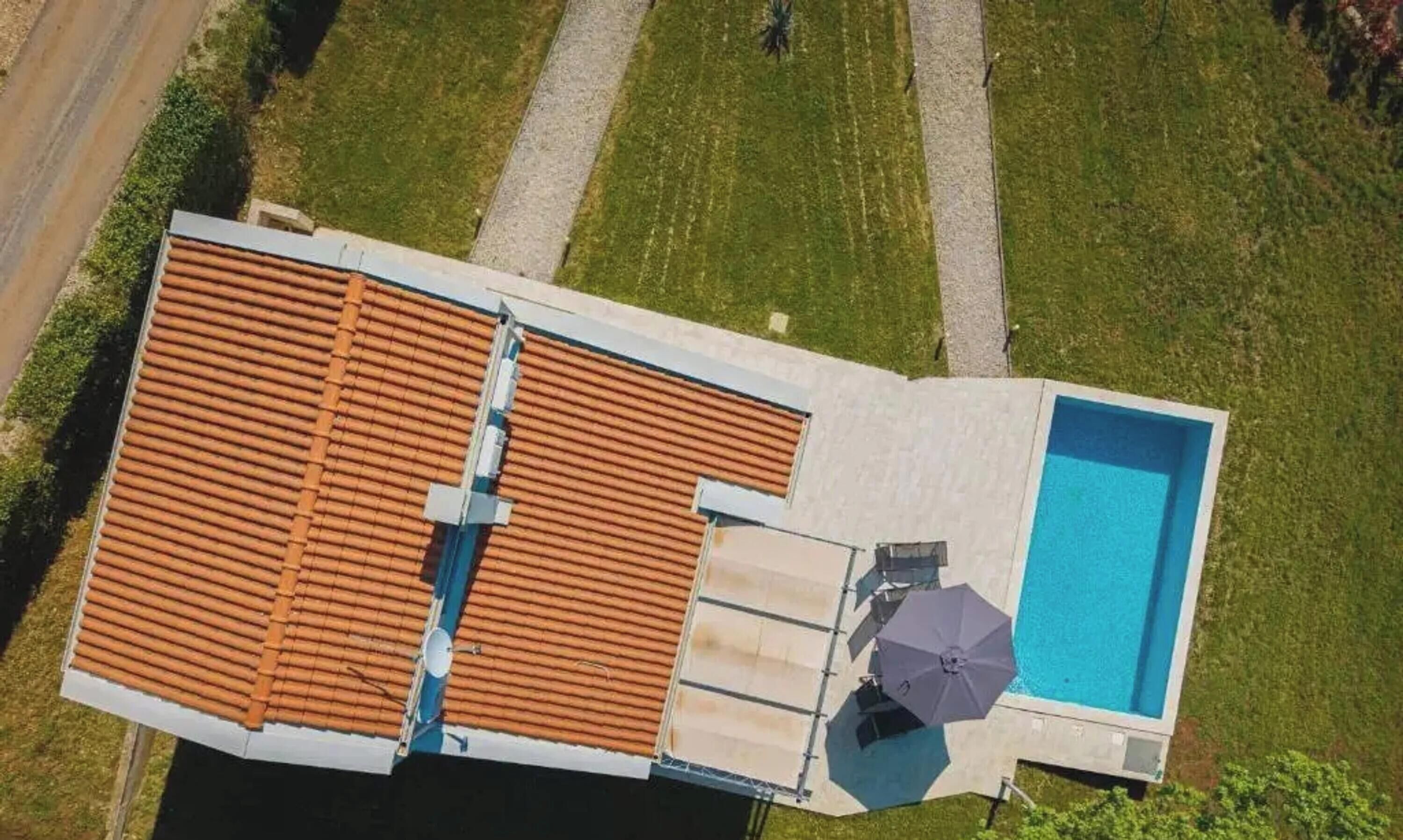 Un terrazzo con piscina, una pergola e un'antenna parabolica.
