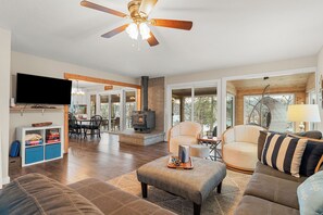Living area - Quiet Modern Lakefront House with Amazing Views (Golden)