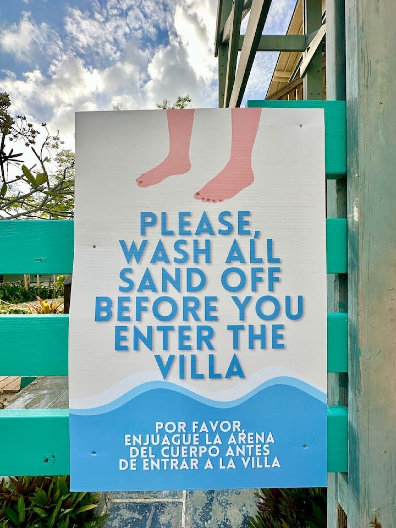 A sign requesting guests to wash their feet before entering the villa.