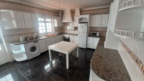 Deluxe Room, 1 Bedroom, Non Smoking, Private Bathroom | Private kitchen | Fridge, microwave, oven, cookware/dishes/utensils - Alojamento Pascoal (Ribeira Grande)