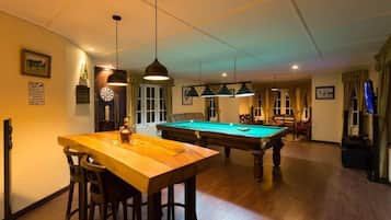Deluxe Double Room, Mountain View | Games room