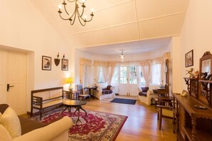 Deluxe Double Room, Mountain View | Living area