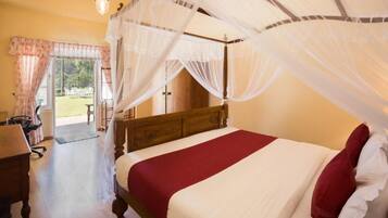 Deluxe Double Room, Mountain View | Laptop workspace