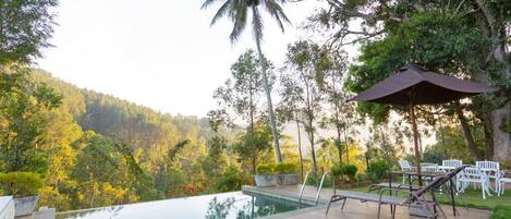 Habitación doble Deluxe, vista a la montaña | Alberca | Alberca al aire libre