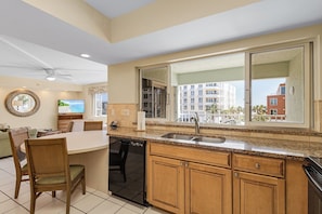 Full-size fridge, microwave, oven, stovetop - Calini Beach Club by Coolvacay (Siesta Key)