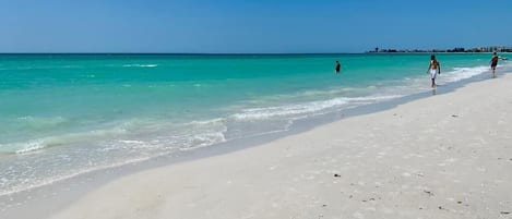 Una playa cerca, arena blanca, pesca