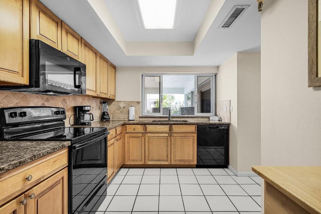 Full-size fridge, microwave, oven, stovetop