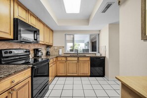 Full-size fridge, microwave, oven, stovetop - Calini Beach Club by Coolvacay (Sarasota)