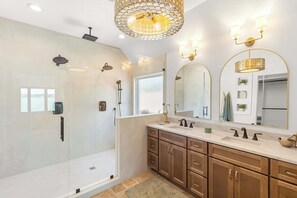 Shower, hair dryer, towels, shampoo - Harbor Villa | Waterfront Pool & Spa | Firepit (Indian Rocks Beach)