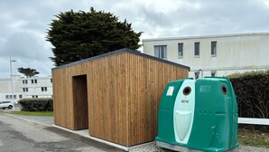 A small wooden building with a green water dispenser outside. - Grand studio Résidence les 3 Iles Quiberon N°28 (Quiberon)