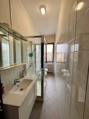 Shower, hair dryer, bidet, towels - Fondazione Prada_Home Terrace (Milan)
