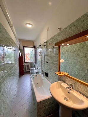 Dusche, Haartrockner, Bidet, Handtücher