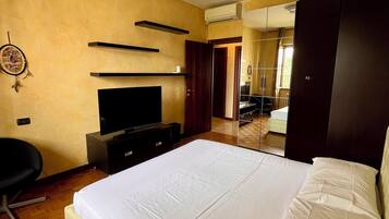Iron/ironing board, free WiFi, bed sheets