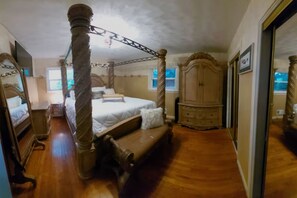Escritorio, tabla de planchar con plancha, wifi y ropa de cama 
