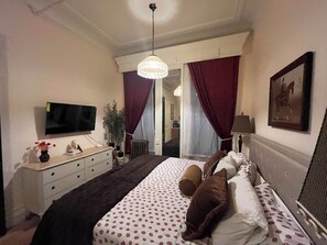 Room - Enjoyable 1-bedroom in boutique guesthouse with AC in vibrant New York (New York)