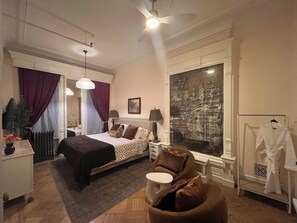 Room - Enjoyable 1-bedroom in boutique guesthouse with AC in vibrant New York (New York)