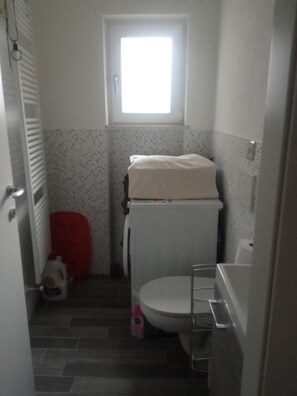 Bathroom - Holiday Home 'Casa Antica Sul Garda Tremosine' with Lake View and Balcony (Vesio)