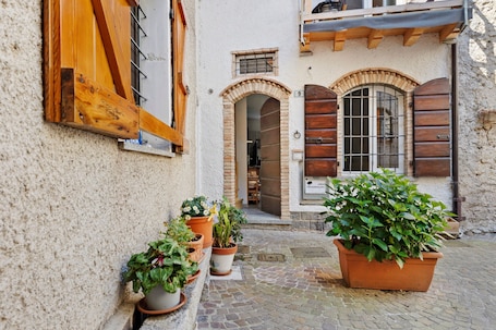 Exterior detail. "Agli Artisti" on Lake Garda