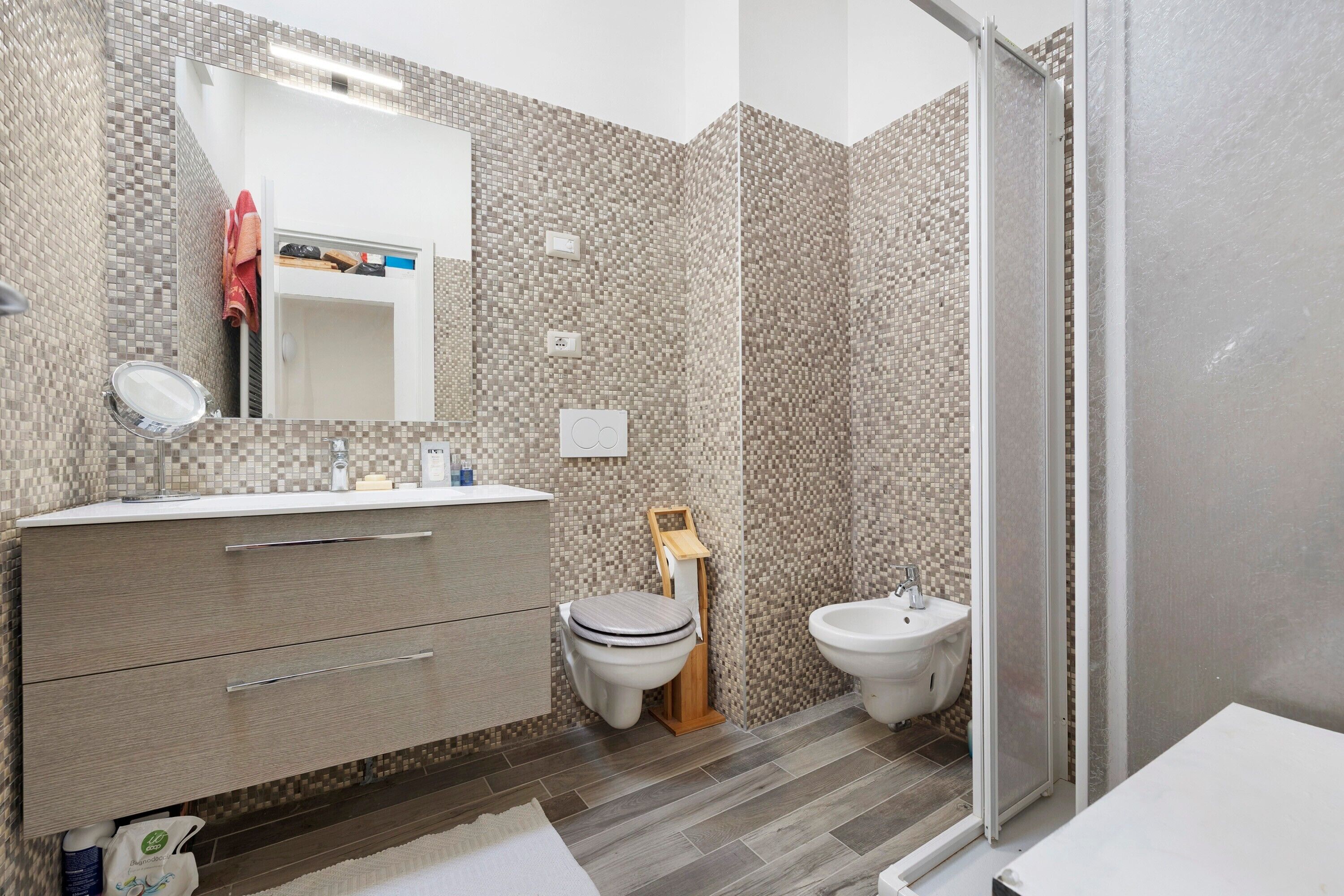 Shower, hair dryer, towels