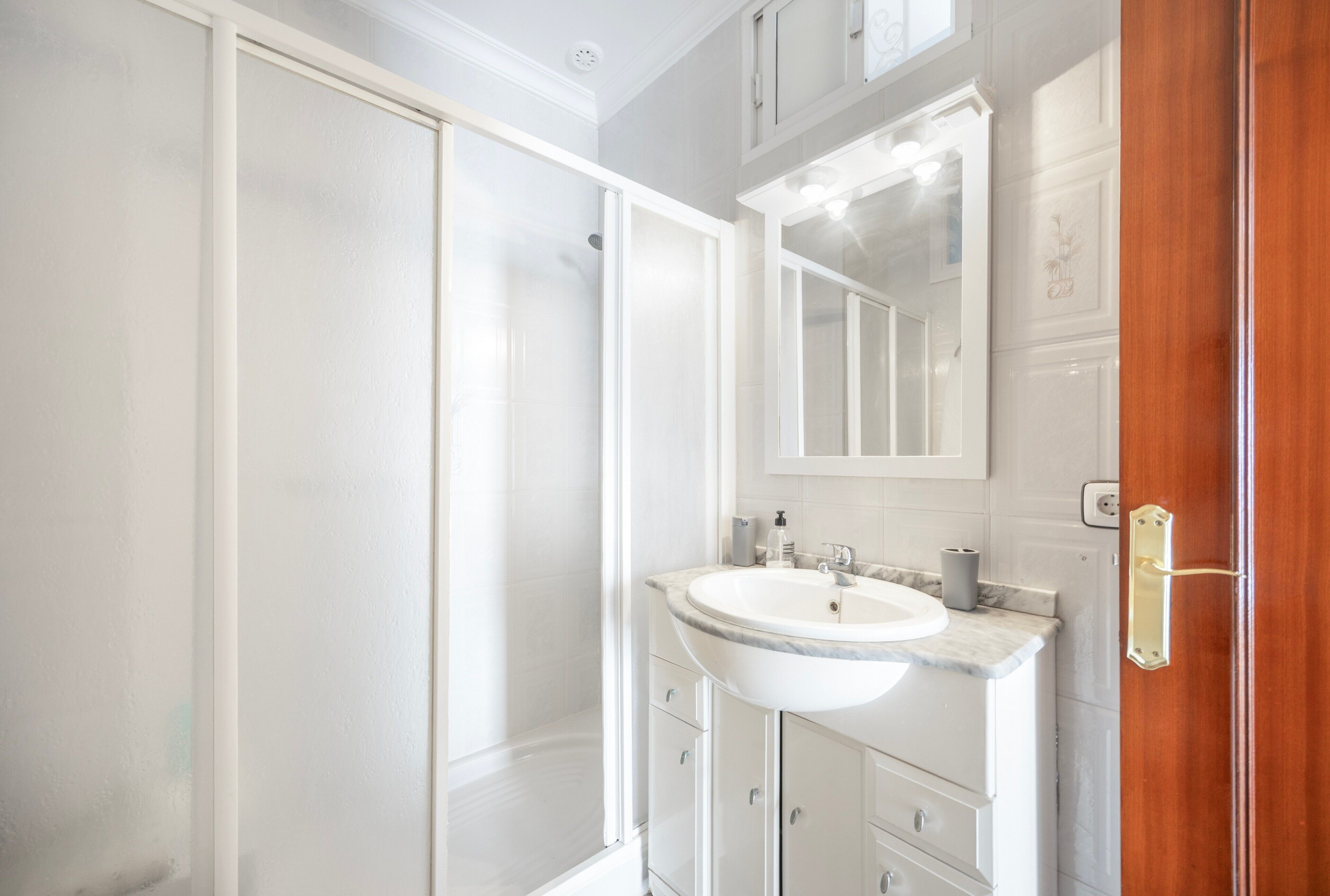 Shower, towels