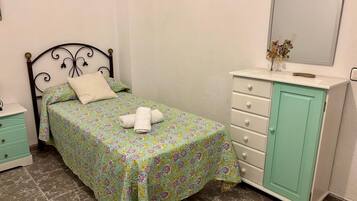 2 bedrooms, iron/ironing board, WiFi, bed sheets