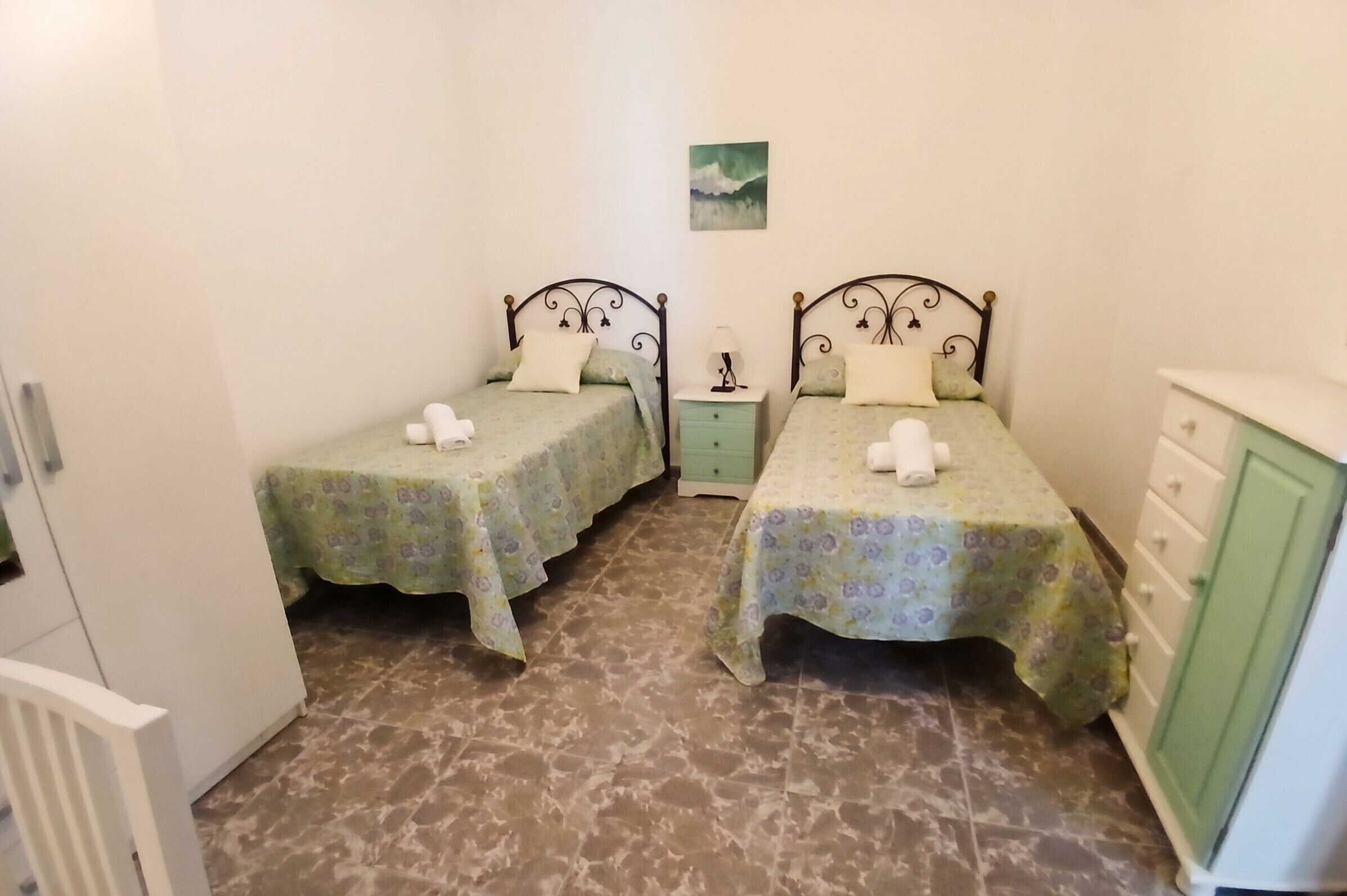 2 habitaciones, tabla de planchar con plancha, wifi y ropa de cama 