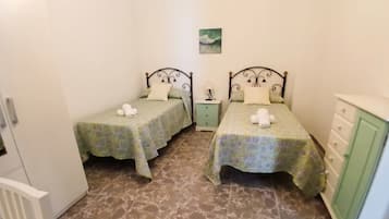 2 habitaciones, tabla de planchar con plancha, wifi y ropa de cama