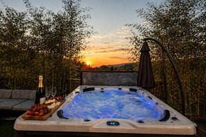 Outdoor spa tub - Luxury Home w/Hot Tub &Firepit Near Atlanta (Lilburn)
