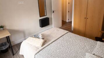 Dormitorio compartido, 1 habitación, vista al jardín | 1 habitación
