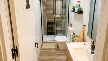 Dormitorio compartido, 1 habitación, vista al jardín | Baño